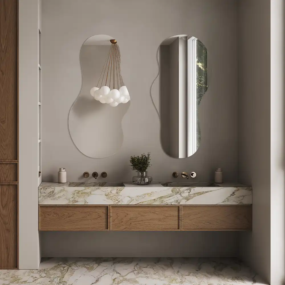 Organischer Wandspiegel in originellem Design