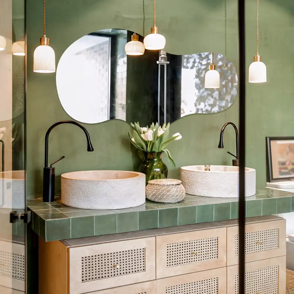 Organischer Wandspiegel in originellem Design