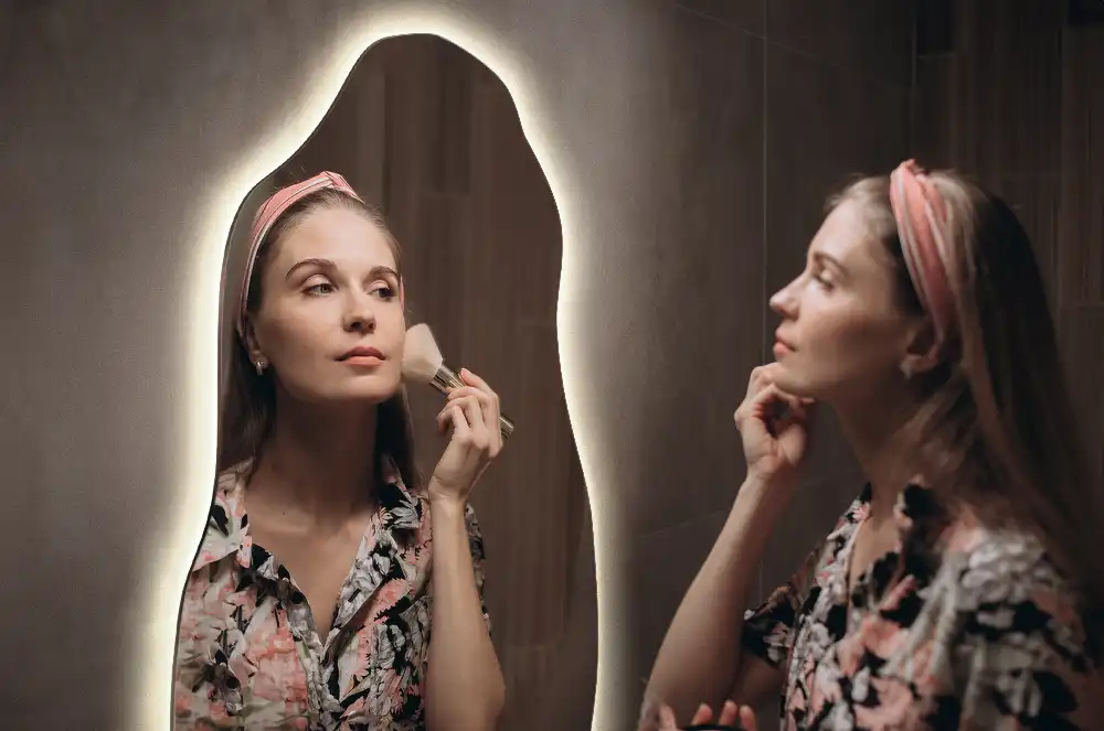 Spiegel organische form stilvoll