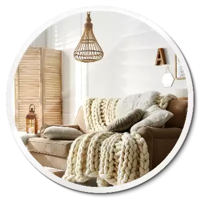 Rund spiegel hängt in einem weißen rahmen