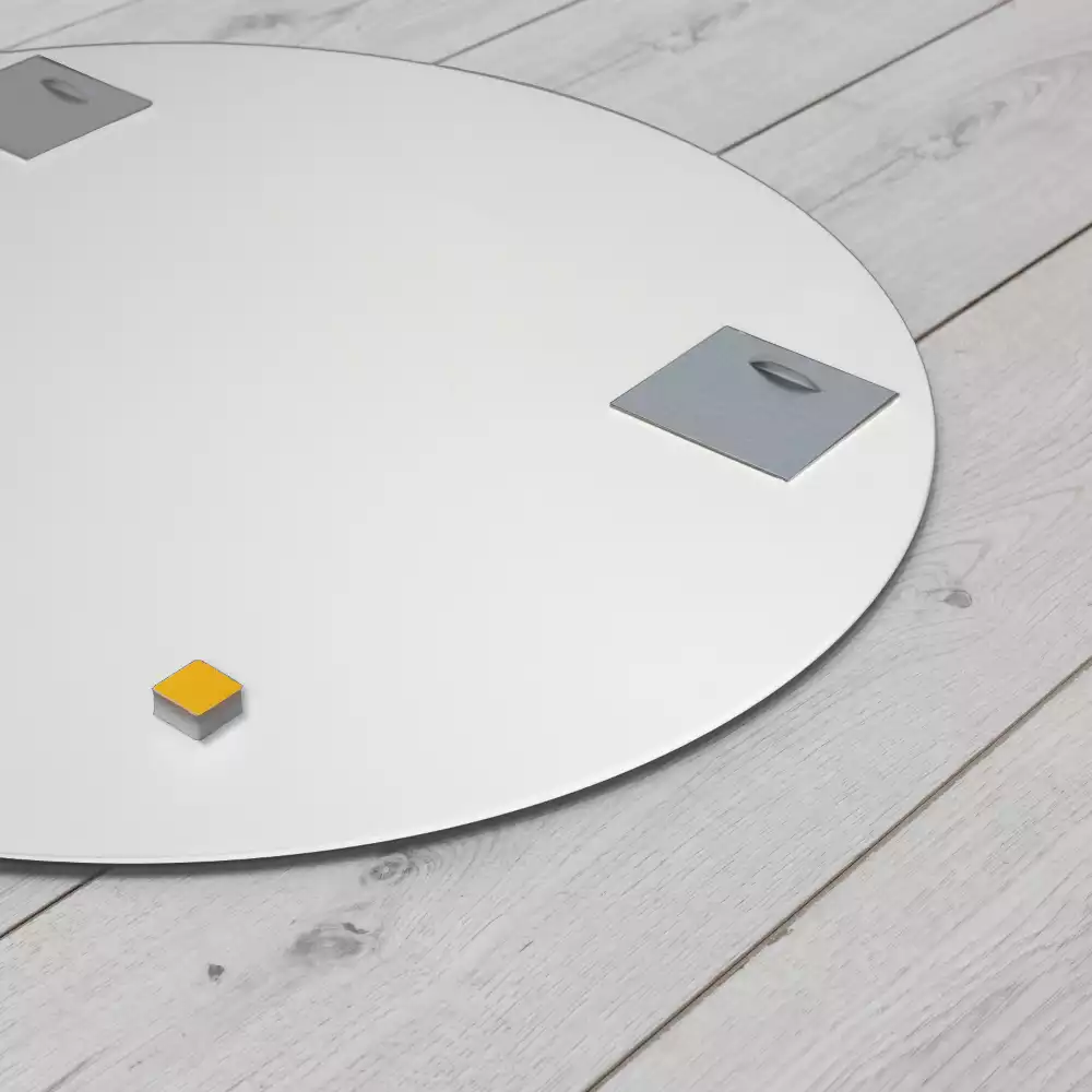 Rund spiegel hängt in einem weißen rahmen