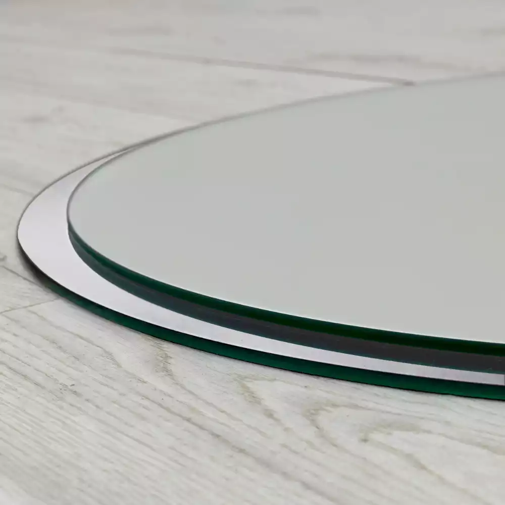 Rund spiegel hängt in einem weißen rahmen