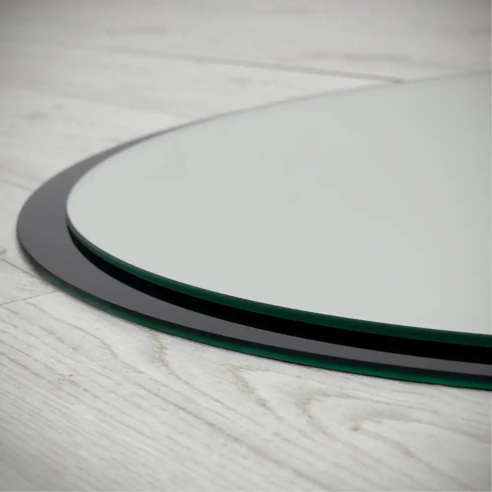 Runden spiegel wand in einem schwarzen rahmen