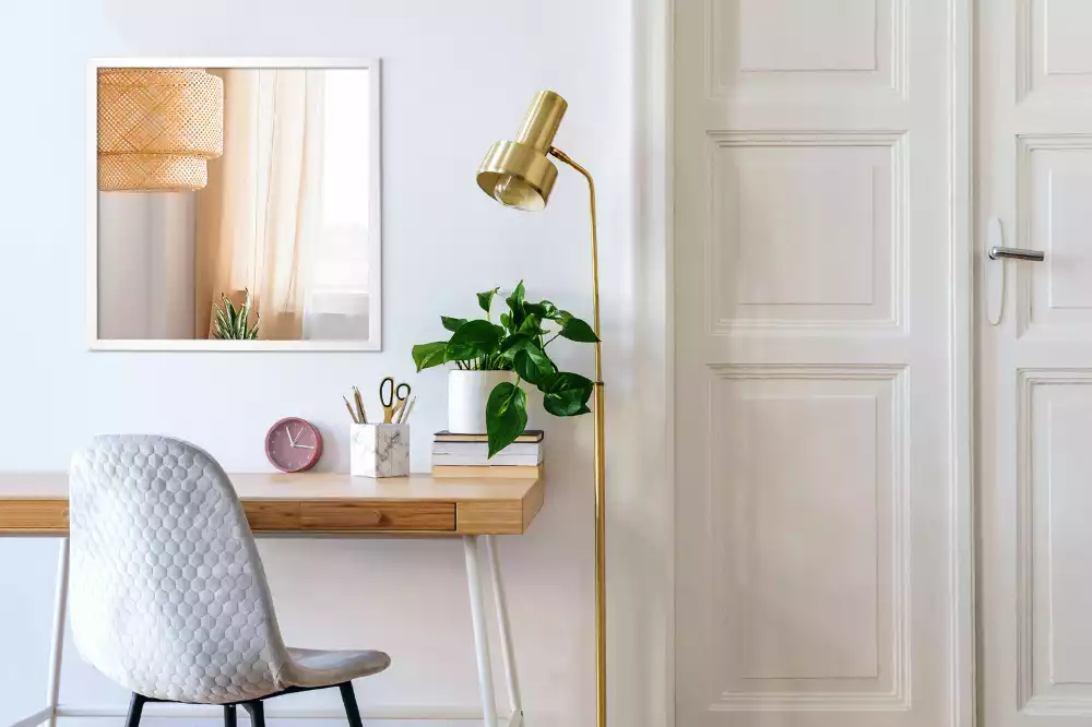 Rechteckiger spiegel dekorativ mit weißem rahmen