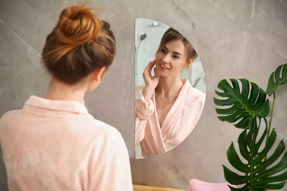 Halbrunder spiegel hängend ohne rahmen