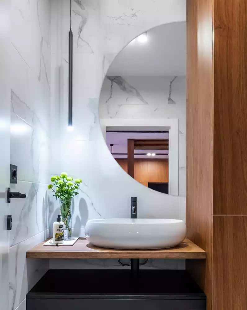 Halbrunder spiegel hängend ohne rahmen