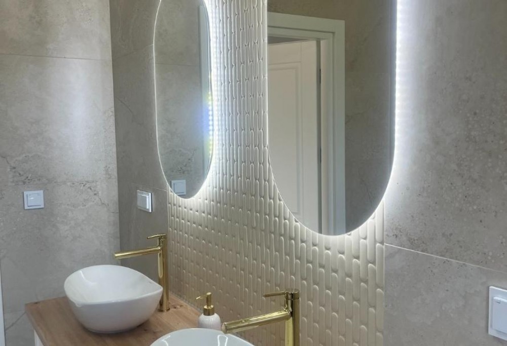 zwei Spiegel im Badezimmer