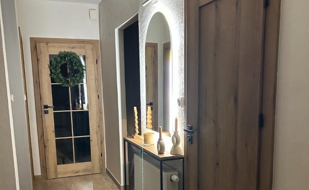 Spiegel über der Kommode