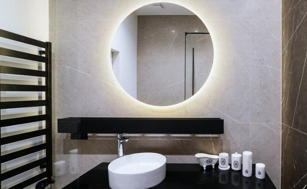 schmales Badezimmer