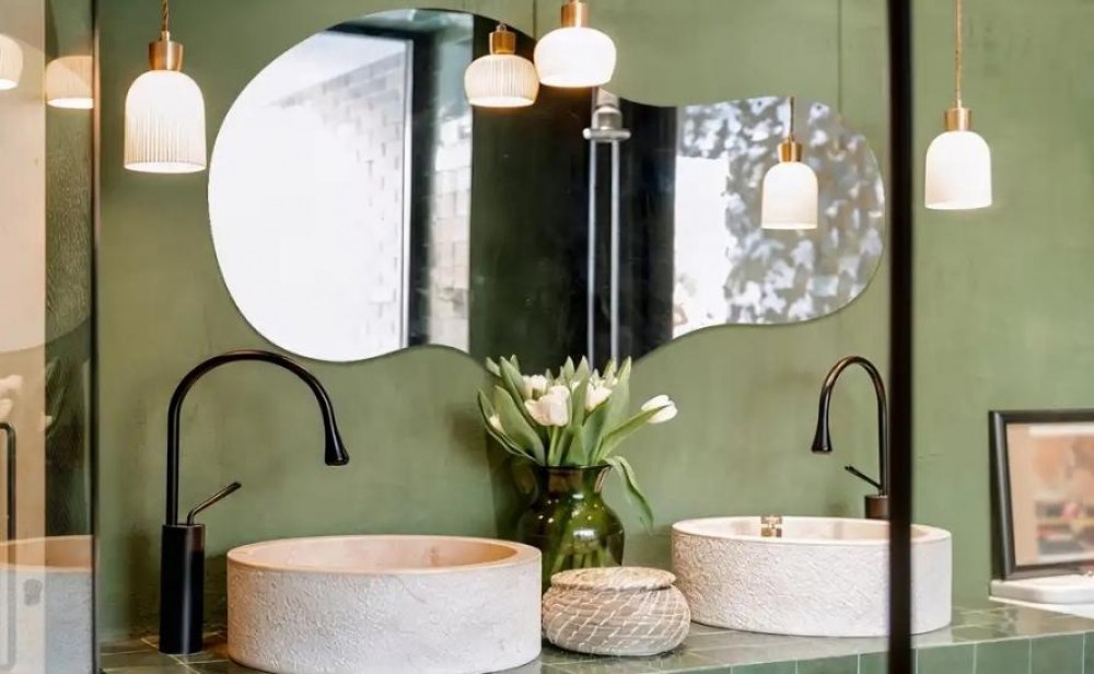 Was sind jetzt modische Spiegel? Lernen Sie die Trends kennen, die jedes Interieur verändern werden
